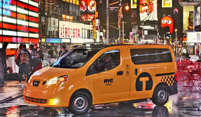 <strong>Taxi of Tomorrow｜03</strong>　巨大な看板やネオンサインが立ち並ぶ「タイムズスクエア」