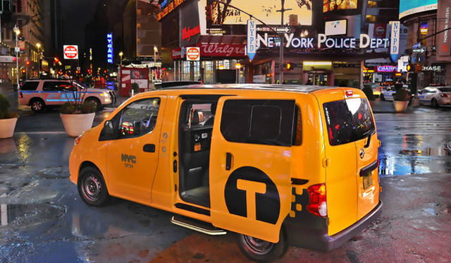 <strong>Taxi of Tomorrow｜09</strong>　乗り降りしやすいスライドドア