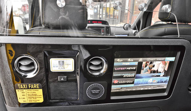 <strong>Taxi of Tomorrow｜10</strong>　読者灯や電源コンセントなど、乗客席にはさまざまな新機能が