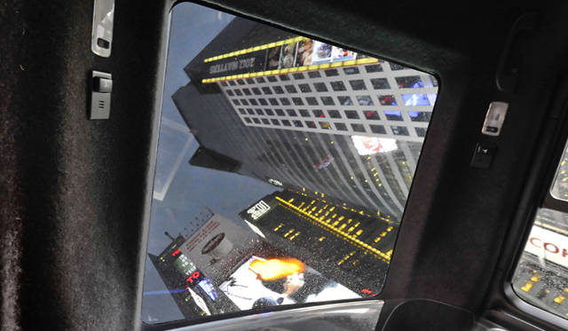 <strong>Taxi of Tomorrow｜12</strong>　タクシーのなかから外の景色を眺められる“透ける天井”