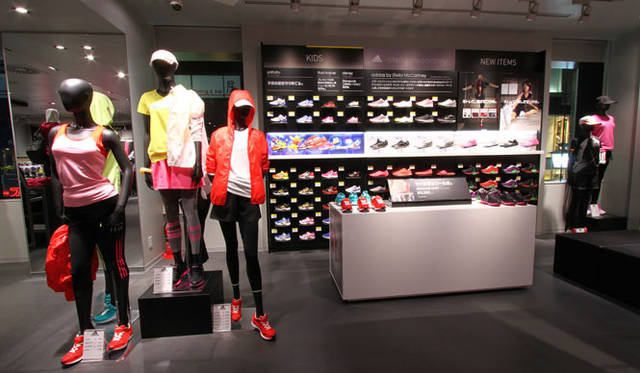 アディダス ブランドコアストア 新宿 2階