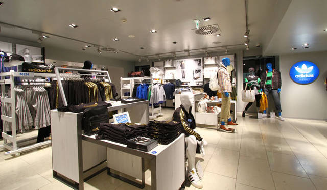 アディダス ブランドコアストア 新宿 3階