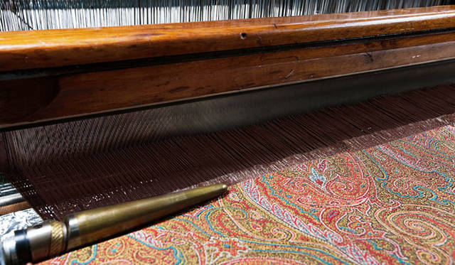 <strong>ETRO｜エトロ</strong>　「エトロのアルニカができるまで」　アルニカのテキスタイルを織っているところ。緻密なデザインにより、ペイズリーの優美な曲線が織られていく