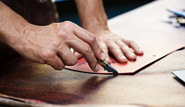 <strong>ETRO｜エトロ</strong>　「エトロのアルニカができるまで」　パーツごとの型抜き、裁断