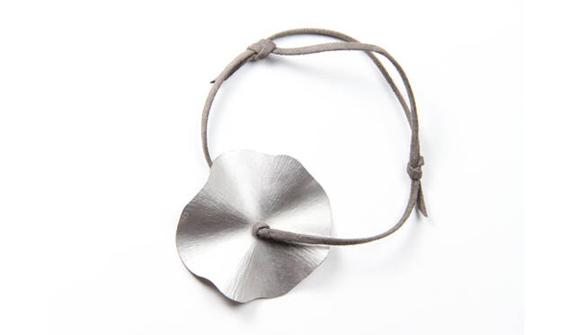 <strong>Niessing│ニーシング</strong>　オープン記念イベント「Flower Disc for Charity」では、ドイツから来日した職人が、その場で実演制作してくれるアイテムも。売上金は、東日本大震災で被災した学生への学習、進学サポートとしてNPO法人フローレンスがおこなう「希望のゼミ」に全額寄付される