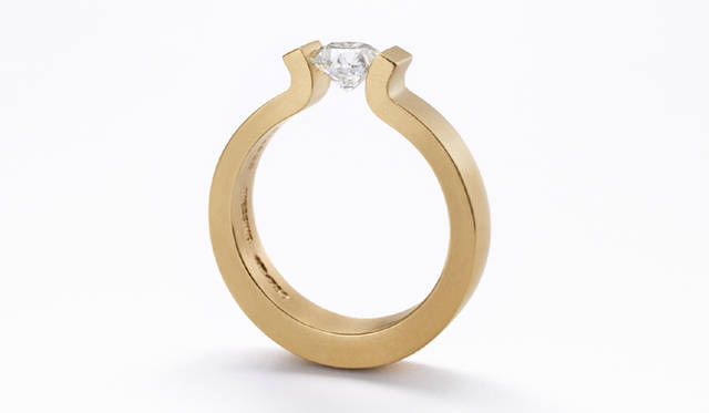 <strong>Niessing│ニーシング</strong>　爪を使わず、張力でダイヤモンドを支える構造で、ニーシングを代表するリング「ザ・ニーシングリング」の“Nagoyaエディション”の発売も。リング [YG×ダイヤモンド] 75万8000円