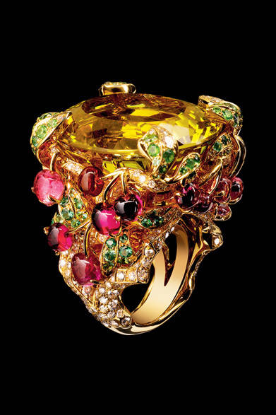 <strong>DIOR FINE JEWELRY｜ディオール ファイン ジュエリー</strong>　大きなジュエルのまわりに、チェリーモチーフがあしらわれたリング