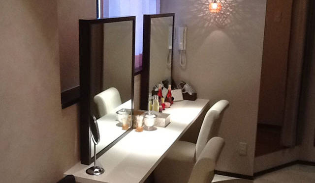 　ボディ&フェイシャルトリートメントとヘア・メイクのメニューをそろえる