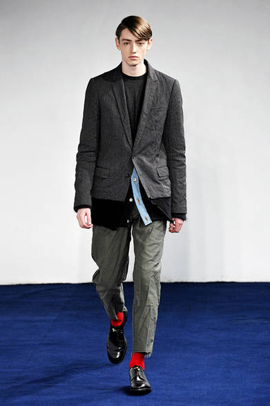 <strong>kolor｜カラー</strong>　パリコレランウェイショーデビューとなった2012-13AWコレクション。今シーズンは異素材ミックスとフェイクレヤードが象徴的だ。コーデュロイのジャケットにファーの襟、ウールメルトンのコートにはショールカラーのニット、ニットやカットソーにはデニムが合わせられた。また、ジャケットの袖や裾からカットソーを見せたり、コートの裾から裏地を出したり、カーディガンの脇からキュプラを覗かせたりと、重ね着に見せかけたルックが目立った。カラーパレットは、グレー、ネイビー、キャメルをベースにグリーンやライトグレイブルー、ボルドーなどがポイントカラーになっている。