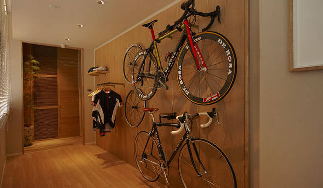 <strong> PROUD｜プラウドタワー東雲キャナルコート</strong>　「PROUD with UNITED ARROWS（プラウド ウィズ ユナイテッドアローズ）」　今まで収納に困っていたものを壁に飾り、あえて“見せる”ことによって、より自分らしさやプライベートを味わう廊下収納