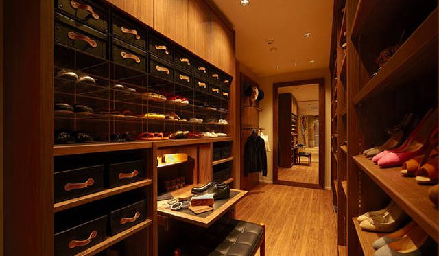 <strong> PROUD｜プラウドタワー東雲キャナルコート</strong>　「PROUD with UNITED ARROWS（プラウド ウィズ ユナイテッドアローズ）」　天井の高さを利用して、靴をディスプレイするように収納するシューズクローゼット