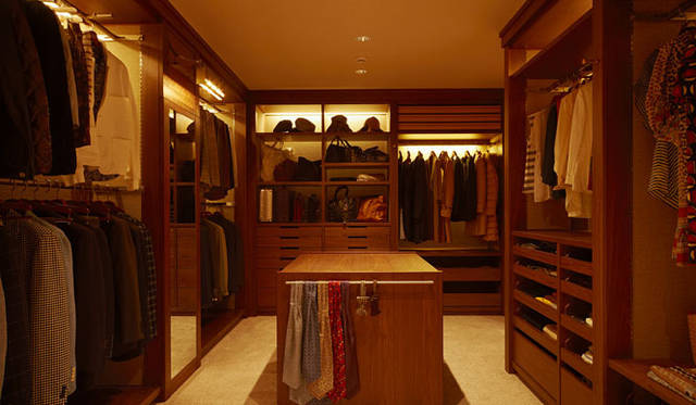 <strong> PROUD｜プラウドタワー東雲キャナルコート</strong>　「PROUD with UNITED ARROWS（プラウド ウィズ ユナイテッドアローズ）」　洋服のサイズに合わせた引き出し、壁面フックなど、ユナイテッドアローズのショップで培われたノウハウを凝縮したウォークインクローゼット