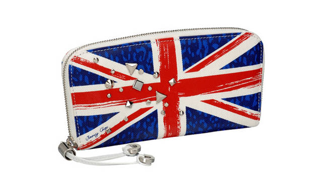 <strong>JIMMY CHOO│ジミー チュウ</strong>　ジミー チュウらしいスタッズづかいがデザインのポイント。「FILIPA（フィリパ）」ロングウォレット 5万5650円（5月以降展開予定）