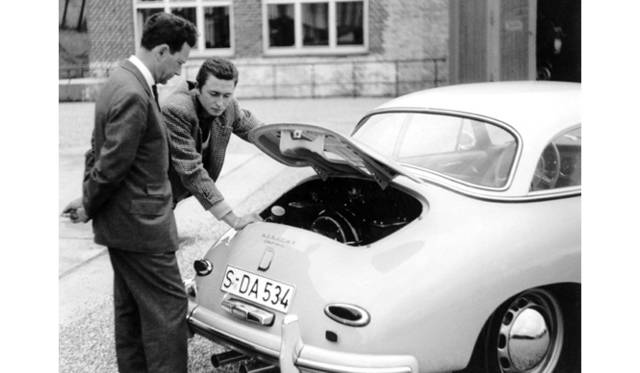 <strong>フェリー・ポルシェ（左）とその長男、フェルディナンド・アレクサンダー・ポルシェ、そして356 A型　1958年</strong>