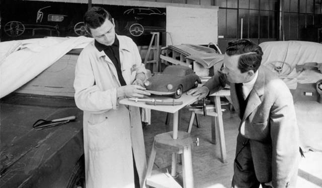 <strong>フェリー・ポルシェ（右）とフェルディナンド・アレクサンダー・ポルシェ　ポルシェ デザインスタジオにて　1959年ごろ</strong>