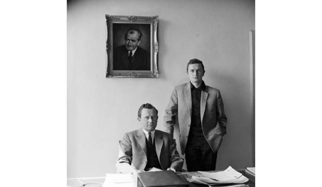 <strong>フェリー・ポルシェ（左）とフェルディナンド・アレクサンダー・ポルシェ　オフィスにて　1960年ごろ</strong>