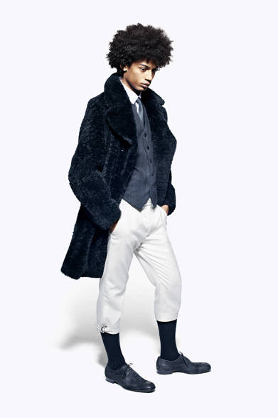 <strong>Alexander McQueen｜アレキサンダー・マックイーン</strong>　白や薄めのグレーが目立つ今回のマックイーン。ボリュームたっぷりの羊毛コート、馬術風のパンツや花の刺繍がほどこされたセットアップは、狩猟をする荘園領主のようなイメージ。それらに純白や明るいグレーがミックスされることで、ぐっと都会的で上品な印象だ。シングルブレストのディナージャケット、白と黒のチェックのパンツ、ダブルブレストのカシミアコートは、アレキサンダーマックイーンのボンドストリート店でオーダーできる特注ライン「Huntsman for Alexander McQueen Savile Row」から。