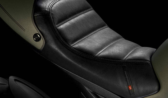 <strong>DIESEL｜ディーゼル</strong>　シートにはマットな質感のレザーを採用