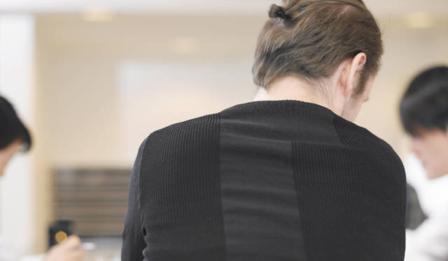 ファッションシーンの期待を一心に背負う彼の背中は心なしかたくましく見えた。