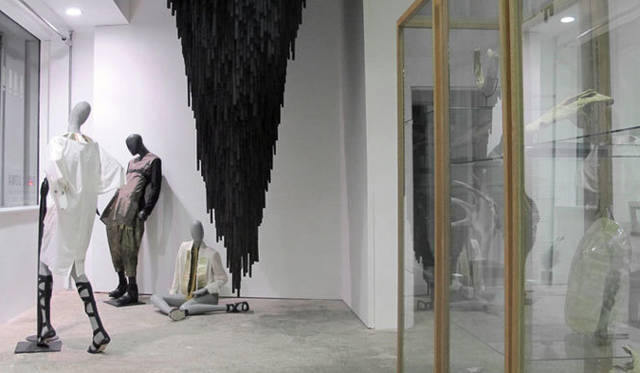 インスタレーション期間中には、このためにつくられた限定アイテムの販売なども行われた。