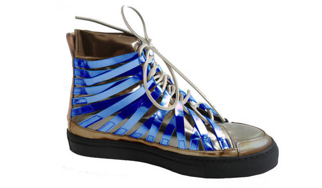 阪急限定の定番スニーカーはメンズサイズのみでの展開となる。