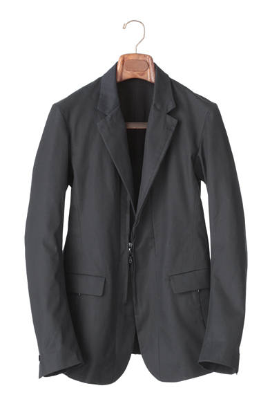 <strong>CIVILIZED｜シヴィライズド </strong>シンプルなデザインと使い勝手のいい機能がこのジャケットの持ち味。フロントはジッパー仕様となる。「REFLECTIVE CLEARED JACKET」5万4600円（シヴィライズド）
