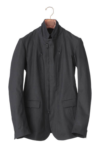 <strong>CIVILIZED｜シヴィライズド </strong>ラペルを立てればスタンドカラーブルゾンのような見た目に。「REFLECTIVE CLEARED JACKET」5万4600円（シヴィライズド）