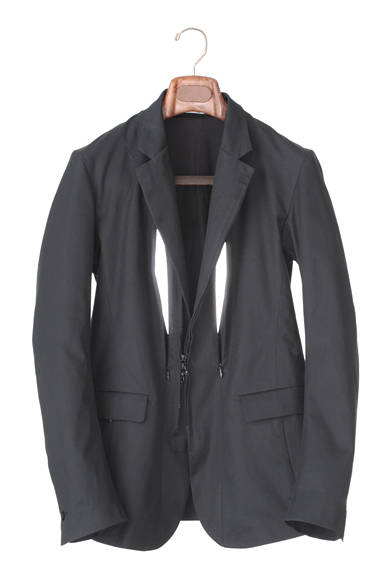 <strong>CIVILIZED｜シヴィライズド </strong>前身頃胸部分にファスナー付きのポケットを備える。内側にはリフレクターが貼られている。「REFLECTIVE CLEARED JACKET」5万4600円（シヴィライズド）