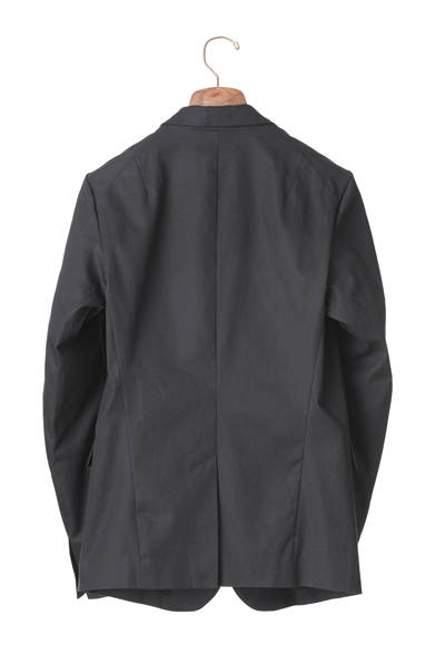 <strong>CIVILIZED｜シヴィライズド </strong>すっきりとしたシルエットが特徴。センターベント。「REFLECTIVE CLEARED JACKET」5万4600円（シヴィライズド）
