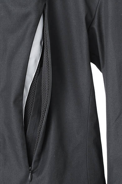 <strong>CIVILIZED｜シヴィライズド </strong>ポケットの裏地はメッシュで、ベンチレーションとしての役割を果たす