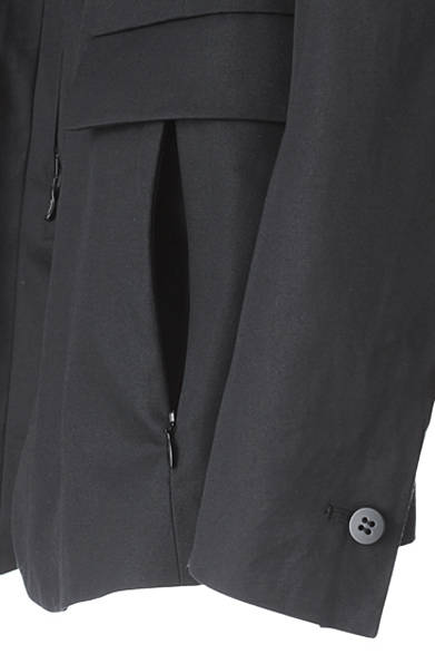 <strong>CIVILIZED｜シヴィライズド </strong>腰ポケットの切り替え部分に、ファスナー付きポケットを装備