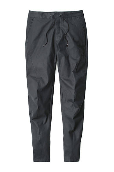 <strong>CIVILIZED｜シヴィライズド </strong>生地の切り替えによって立体的な構造を実現したパンツ。ヒザ部分が膨らんでいるのがわかる。「REFLECTIVE EASY PANTS」2万7300円（シヴィライズド）