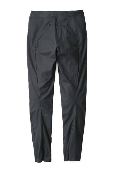 <strong>CIVILIZED｜シヴィライズド </strong>ヒップ部分の切り替えに沿ってファスナー付きポケットが配されている。「REFLECTIVE EASY PANTS」2万7300円（シヴィライズド）
