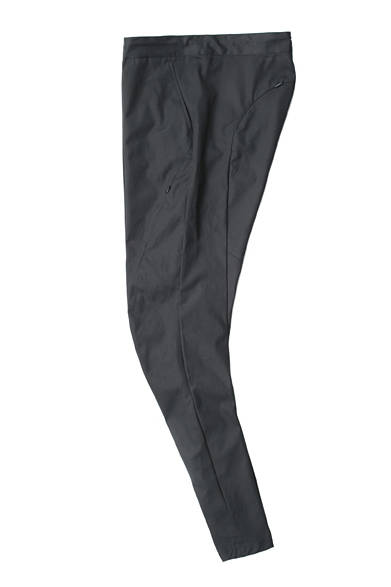 <strong>CIVILIZED｜シヴィライズド </strong>横から見るとかなり湾曲していることがわかる。「REFLECTIVE EASY PANTS」2万7300円（シヴィライズド）
