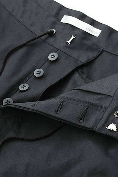 <strong>CIVILIZED｜シヴィライズド </strong>フロントはドローコード、フック、ボタンフライ仕様