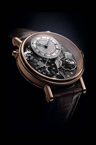 GMT機能の搭載された「トラディション」。ケースバンドの10時位置に組み込まれたプッシュボタンを押すと、12時位置に配されたオフセンターダイヤルのタイムゾーン変更が、瞬時におこなえる。<br /><br />  <strong>トラディション 7067</strong><br /> 404万2500円<br /> 手巻き、GMT機能、直径40mm、18KRG<br /><br />  ブレゲ ブティック銀座<br /> Tel.03-6254-7211