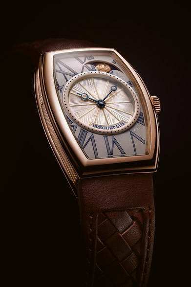 時計づくりに関心の高い愛好家向けの、気品に包まれたモデルが揃う「ヘリテージ」コレクション。今年の新作は、ロマンティックな趣を湛えたムーンフェイズ機能が備えられた。<br /><br />  <strong>ヘリテージ 8860 ムーンフェイズ</strong><br /> 296万1000円<br /> 自動巻き、ケースサイズ35mm×25mm、18KRG<br /><br />  ブレゲ ブティック銀座<br /> Tel.03-6254-7211