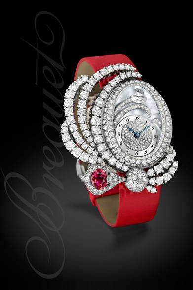 フランス王妃の愛したファッション、そのなかでもとりわけレースをテーマにした今年。女性的な優美さが曲線で表現された。<br /><br />  <strong>マリー・アントワネット“ダンテル”</strong><br /> 2059万500円<br /> 自動巻き、18KWG×ダイヤモンド×ルビー×マザーオブパール<br /><br />  ブレゲ ブティック銀座<br /> Tel.03-6254-7211