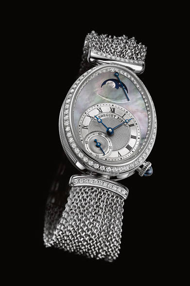 ナポレオンの妹でナポリ王妃となったカロリーヌ・ミュラのために製作した初の腕時計が工房から出荷されて、今年でちょうど200年。ゴールドのストリングから作られた、エレガントなブレスレットウォッチが登場。<br /><br />  <strong>クイーン・オブ・ネイプルズ 8908</strong><br /> 739万2000円<br /> 自動巻き、18KWG×ダイヤモンド、マザーオブパール、ムーンフェイズ<br /><br />  ブレゲ ブティック銀座<br /> Tel.03-6254-7211