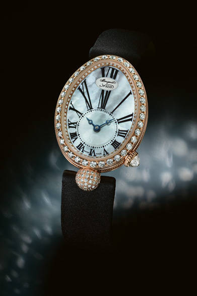 クイーン・オブ・ネイプルズ ミニにローズゴールドケースのモデルが新登場。エッグシェイプのケースに、ローマ数字のチャプターリングも、個性を引き立てる。<br /><br />  <strong>クイーン・オブ・ネイプルズ ミニ 8928</strong><br /> 361万2000円<br /> 自動巻き、18KRG×ダイヤモンド×マザーオブパール<br /><br />  ブレゲ ブティック銀座<br /> Tel.03-6254-7211