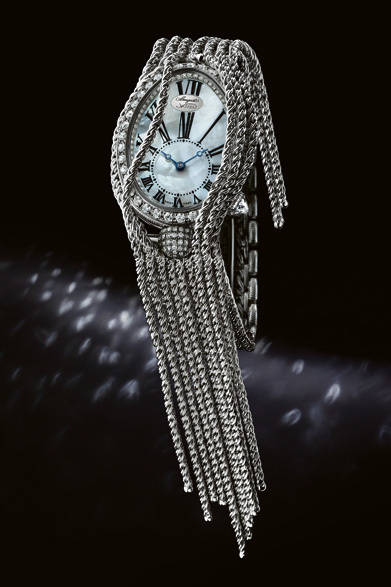 ネーミングも1920年代を彷彿とさせる、「チャールストン・ブレスレット」。揺れるチェーンが個性的。<br /><br />  <strong>クイーン・オブ・ネイプルズ 8928、チャールストン・ブレスレット</strong><br /> 739万2000円<br /> 自動巻き、18KWG×ダイヤモンド×マザーオブパール<br /><br />  ブレゲ ブティック銀座<br /> Tel.03-6254-7211