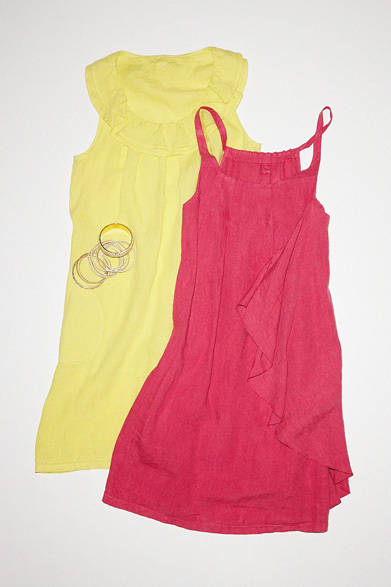 <strong>ANGLOBAL SHOP｜アングローバル ショップ</strong>　左／ドレス 2万4150円（120％）、バングル 7350円（DAY）、右／ドレス 1万9950円（120％）