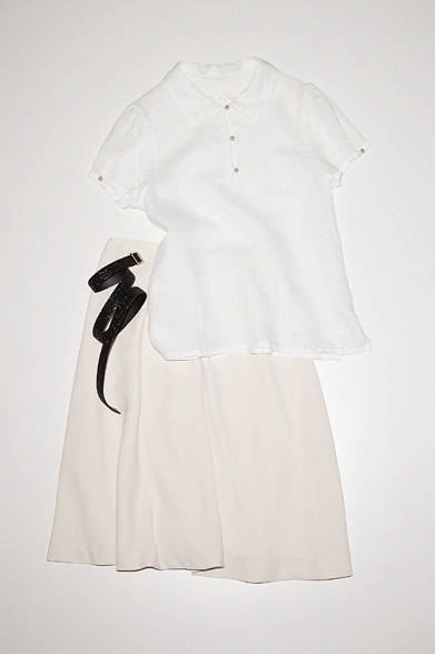 <strong>ANGLOBAL SHOP｜アングローバル ショップ</strong>　シャツ 1万9950円（120％）、スカート 1万6800円（FORDMILLS）、ベルト 8400円（MASSCOB）