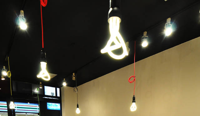 <strong>Bento&co</strong>　ユニークな明かりは、イギリスHulger社の「Plumen」シリーズから