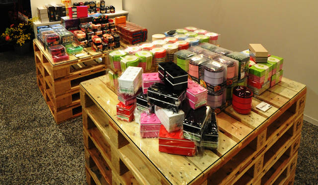 <strong>Bento&co</strong>　弁当箱がより魅力的に見えるよう、ディスプレイ方法にもこだわっている