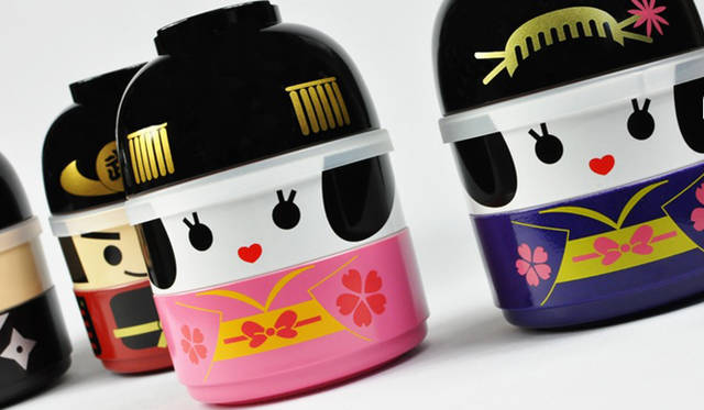 <strong>Bento&co</strong>　オリジナル商品の「こけし弁当 京都」の芸妓（紫）と舞妓（ピンク）