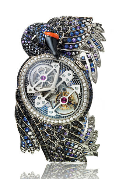 まるで魔法のような創造性と、革新性に富んだ新作を毎年発表しているブシュロン。今年もハイジュエリーとウォッチメイキングの技術が見事融合した新作が登場した。<br /><br />「スリーゴールド・ブリッジ・トゥールビヨン」というジラール・ペルゴ社製の稀有なムーブメントを搭載。ブラックスワンを躍動的に表現した。<br /><br /><strong>トゥールビヨン シプリス</strong><br />9334万5000円<br />ジラール・ペルゴ社製スリーゴールド・ブリッジ・トゥールビヨン、WG×ブラックスピネル×ダイヤモンド×ブルー＆パープルサファイア×オニキス×コーラル、日本入荷予定<br /><br />ブシュロン カスタマーサービス<br />Tel. 03-5537-2203