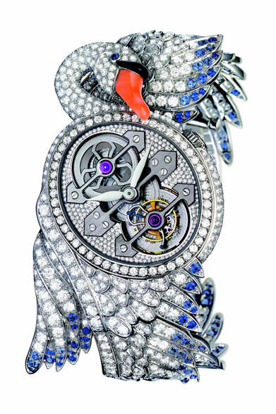 こちらはホワイトスワン。つがいのスワンは、完全なる愛と忠誠のシンボルでもあり、まるでかけがえのない絆を物語るかのよう。<br /><br /><strong>トゥールビヨン シプリス</strong><br />1億185万円<br />ジラール・ペルゴ社製スリーゴールド・ブリッジ・トゥールビヨン、WG×ダイヤモンド×ブルーサファイア×コーラル×オニキス、日本入荷予定<br /><br />ブシュロン カスタマーサービス<br />Tel. 03-5537-2203