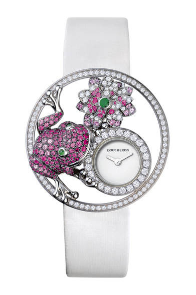 カメレオン同様、ブシュロンのお気に入りの動物のひとつである「グルノイユ（カエル）」が、ハスの花とともにウォッチにもお目見え。時を告げるともに、幸運を運んできてくれそう。<br /><br /><strong>アジュレ グルノイユ</strong><br />678万3000円<br />自動巻き、WG×ダイヤモンド×ピンクサファイア×ルビー×ツァボライト、2012年8月以降発売予定<br /><br />ブシュロン カスタマーサービス<br />Tel. 03-5537-2203