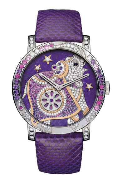 エキゾチックな雰囲気を醸す、マルチカラージュエルのセッティング。まるで、「ラジャスタンのピンクシティ」と呼ばれるジャイプールにいるかのような錯覚を起こさせる。<br /><br /><strong>クレイジー ジャングル ハティ</strong><br />961万8000円<br />ジラールペルゴ社製・キャリバーGP4000、WG×ダイヤモンド×マザーオブパール、2012年8月以降発売予定<br /><br />ブシュロン カスタマーサービス<br />Tel. 03-5537-2203